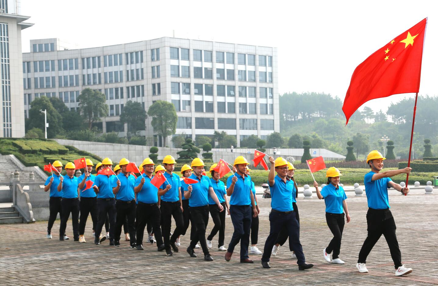 20190711  參加城管系統(tǒng)建國70周年快閃活動.JPG